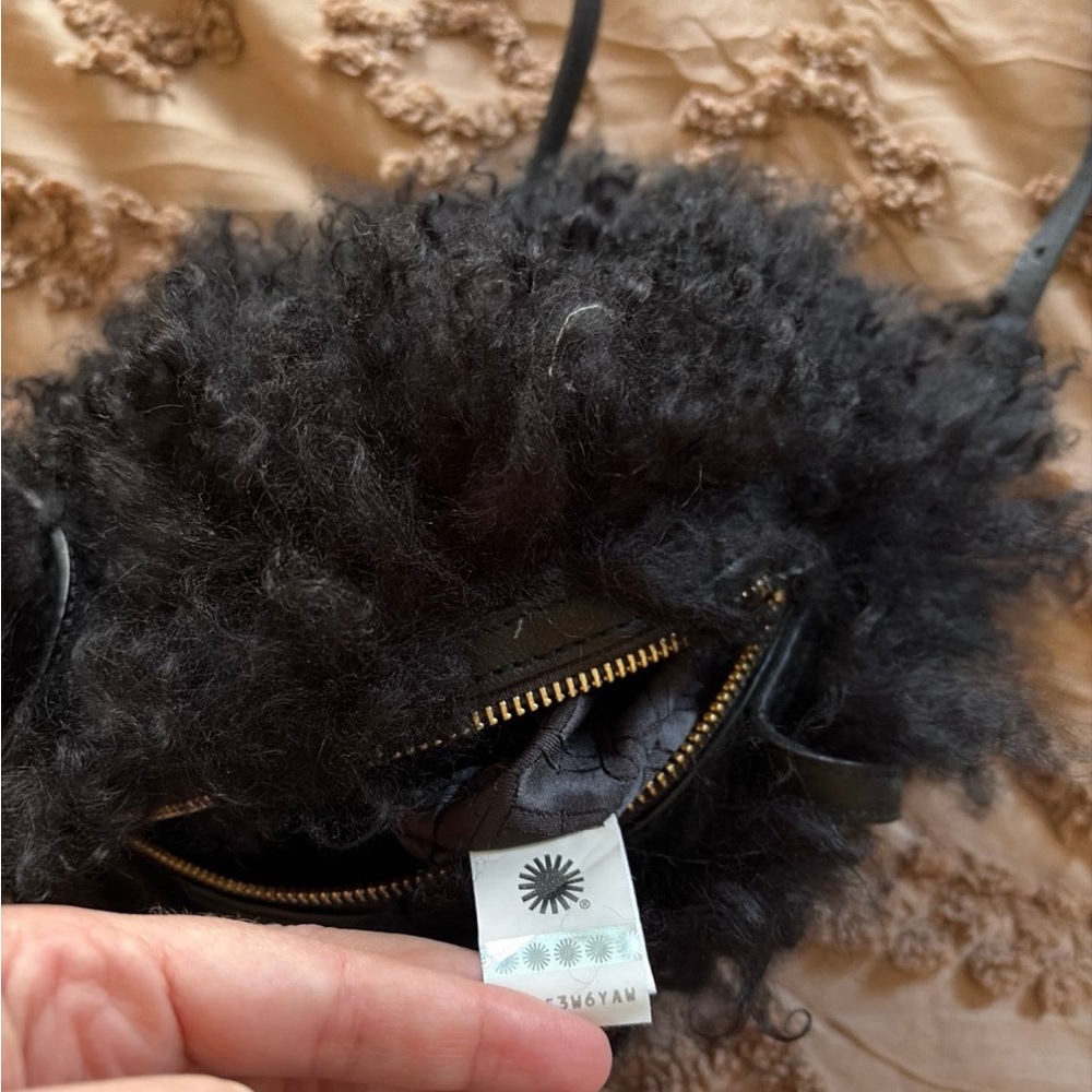 Black UGG Mongolian crossbody - Picture 3 of 3
